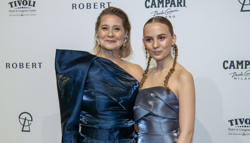 Gode veninder. Trine Dyrholm, 52, og 19-årige Flora Ofelia begge i Søren Le Schmidt-kjoler