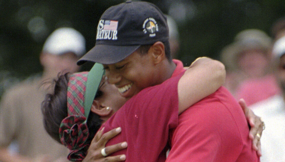 FILE - Tiger Woods ses her kramme sin nu afdøde mor under en af de utallige turneringer, hvor hun trofast fulgte ham.