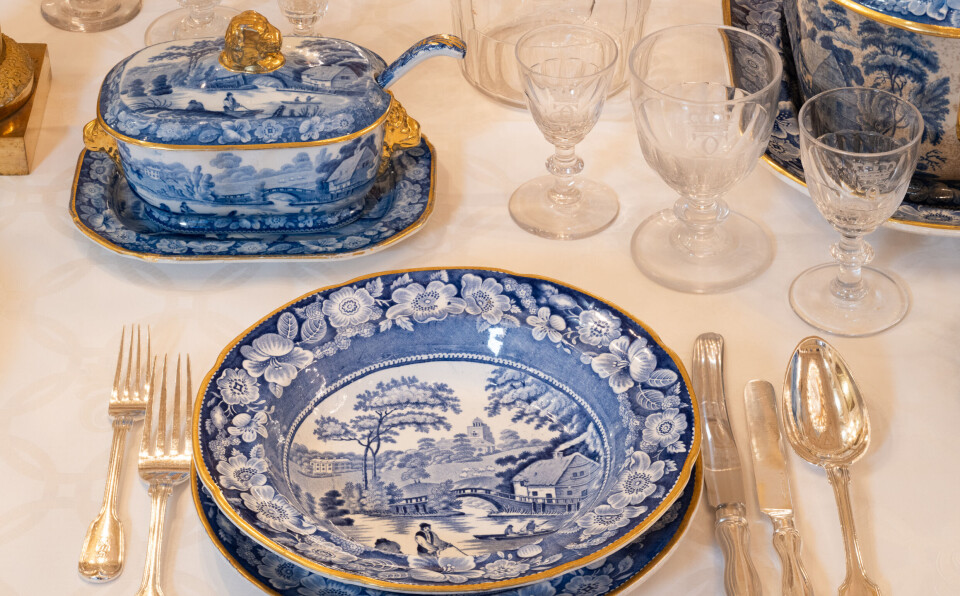 Det er blandt andet service som dette 'Palé', fra 1815, der kan opleves på udstillingen.