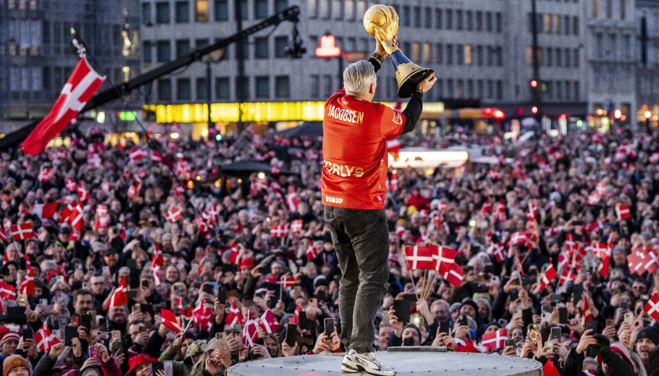 Nikolaj Jacobsen løfter guldpokalen i vejret på Rådhuspladsen