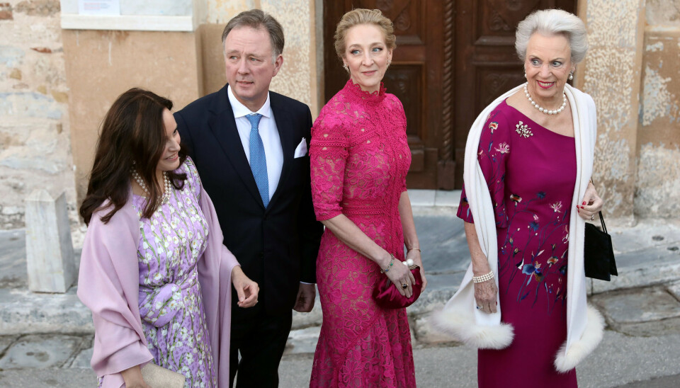 Den danske prinsesse Benedikte var fredag at finde til det græske bryllup. Det var hun med sin datter Alexandra og sin søn prins Gustav.