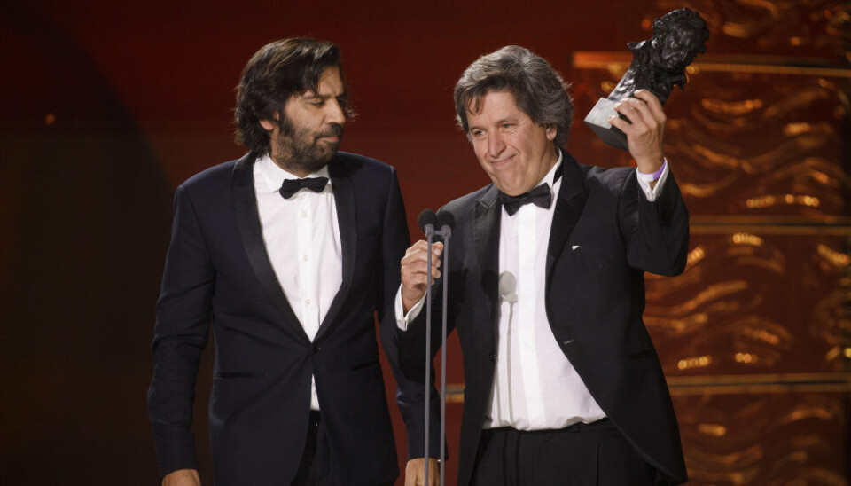 Repræsentanter for filmen 'Emilia Pérez' tager imod en Goya for Bedste Europæiske Film ved Spaniens svar på Oscar-uddelingen på vegne af filmens instruktør, Jacques Audiard.