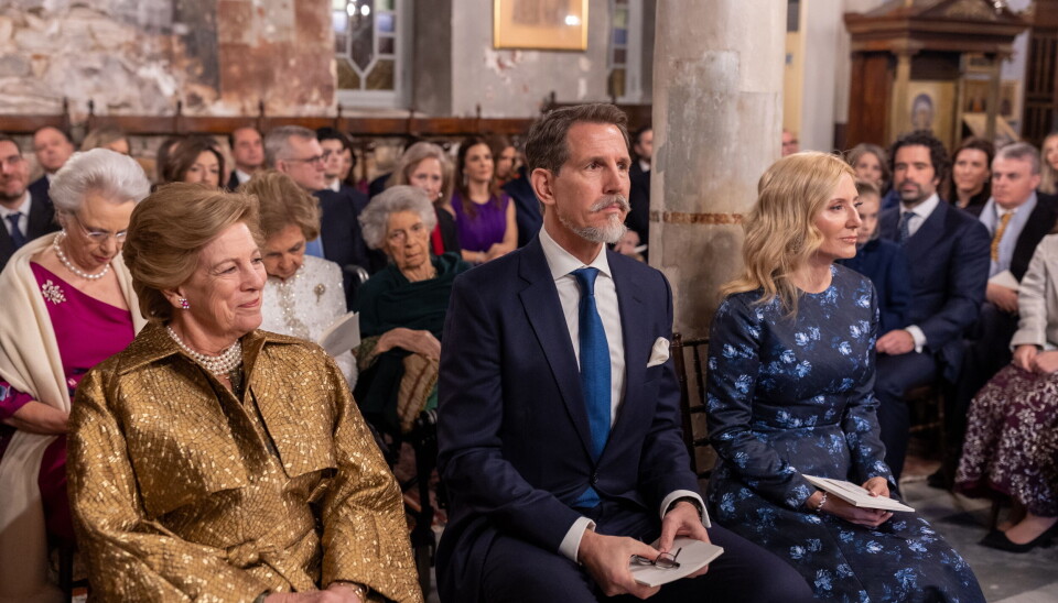 Gommens stolte mor, eks-dronning Anne-Marie, ses her i kirken sammen med sin ældste søn, kronprins Pavlos, og sin svigerdatter, kronprinsesse Marie.Chantal.