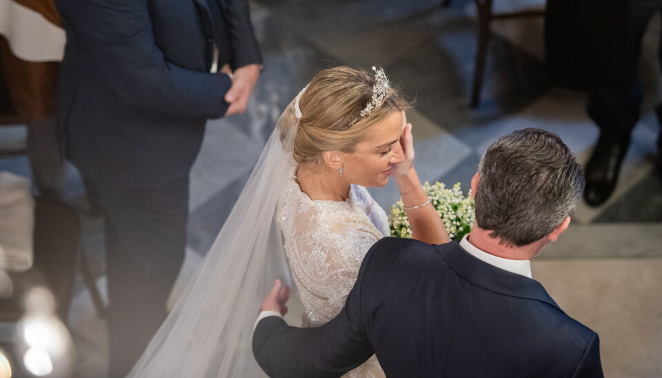 Det smukke øjeblik, hvor bruden må tørre tårerne bort og gommen kærligt lægger sin arm om hende.