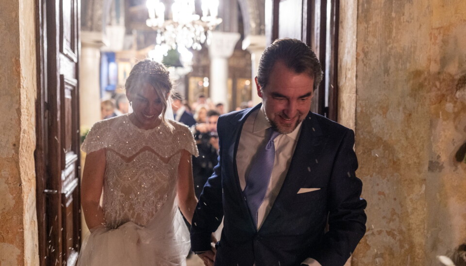 Det lykkelige nygifte par forlader kirken efter ceremonien