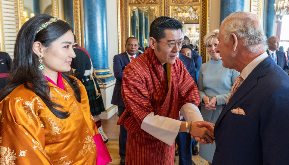 Bhutans kong Jigme Khesar Namgyel Wangchuck og dronning Jetsun Pemas ses her sammen med kong Charles under et besøg på Buckingham Palace i maj 2023.