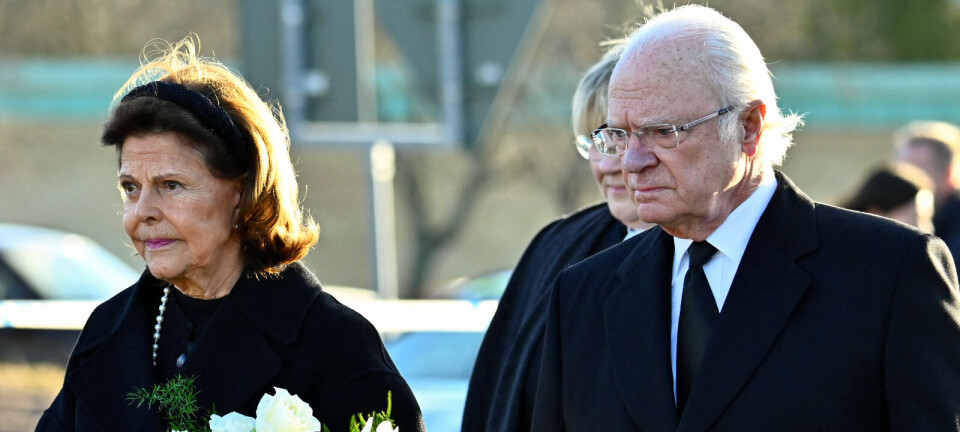 Flaget på halv stang over slottet i Stockholm