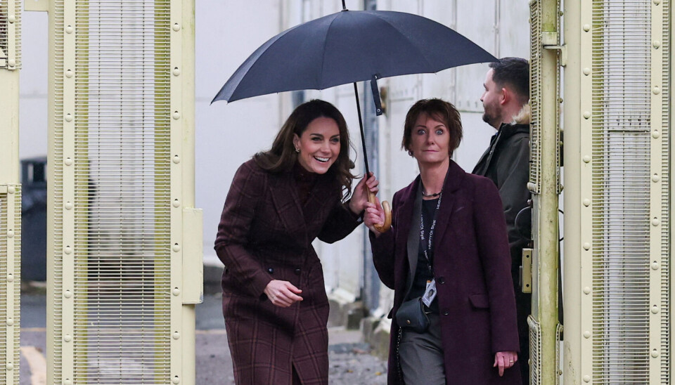 Kate bliver her sluset ind bag tremmerne i kvindefængslet, der er beliggende ved byen Wilmslow i det nordlige England.