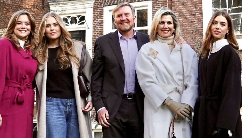 Det hollandske kongepar ses her med deres tre døtre. Fra venstre er det 17-årige prinsesse Ariane, 21-årige kronprinsesse Amalia, kong Willem Alexander, dronning Maxima og 19-årige prinsesse Alexia.