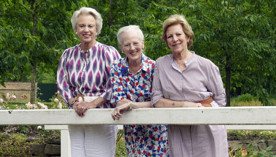 Dronning Margrethe ses her sammen med sine søstre, prinsesse Benedikte og dronning Anne-Marie' i haven på Gråsten Slot i sommeren 2022.