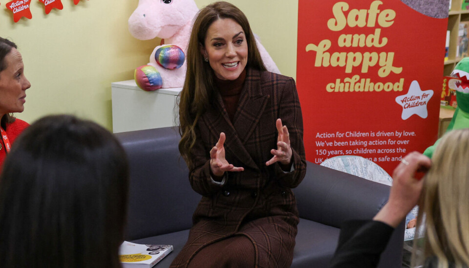 Kate ses her under besøget i kvindefængslet i det nordvestlige England.