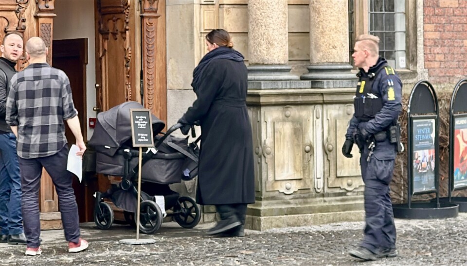Ditte Haue dukkede op med barnevogn til begravelsen af Peter Christensen.