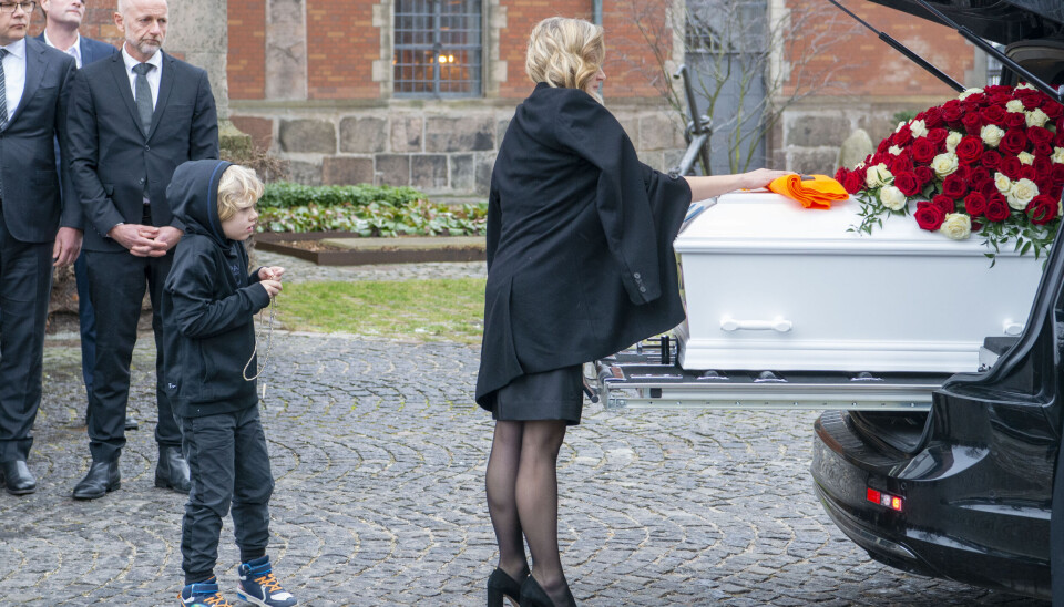 Enken Josefine Kofoed lagde et orange tørklæde, som er et særligt symbol. Her med sin seksårige søn i bagerst.