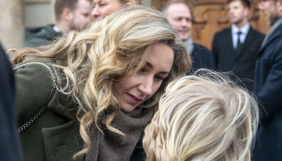 Josefine Kofoed og den seksårige søn trøster hinanden.