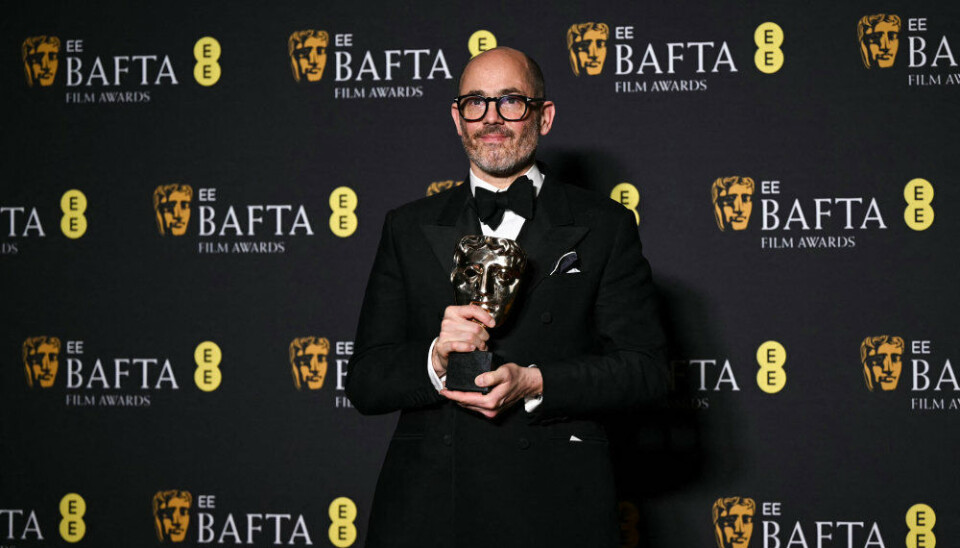 Instruktøren bag 'Conclave', Edward Berger, fremviser Bafta-prisen for Bedste Film. Nogle af filmens skuespillere er Ralph Fiennes, Stanley Tucci og John Lithgow.