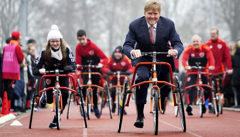 57-årige kong Willem Alexander giver den gas i en dyst på løbecykel.