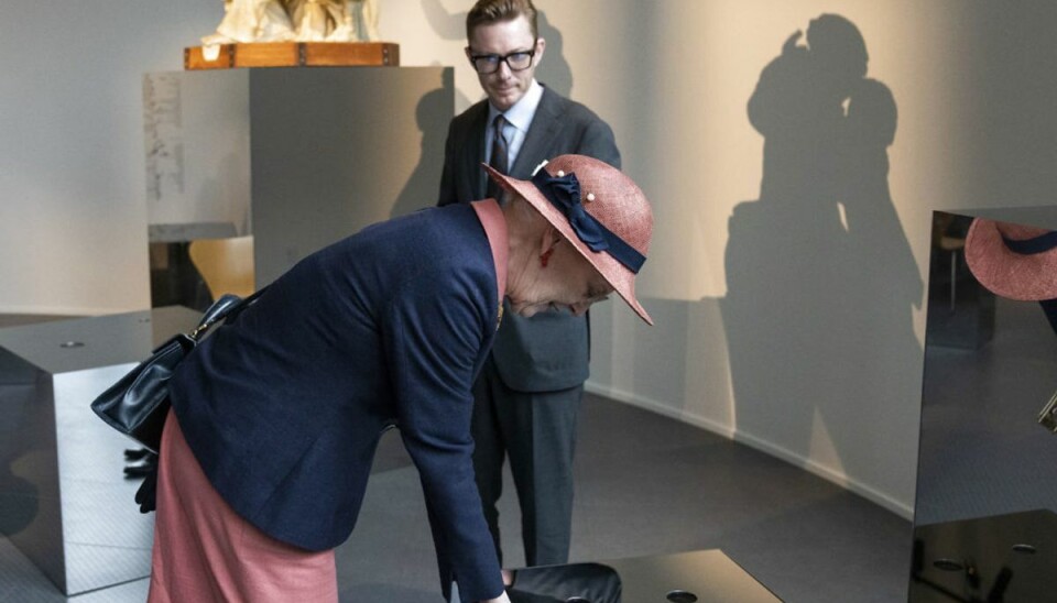 Dronning Margrethe indvier det nye HCAH – H.C. Andersens Hus i Odense, onsdag den 30. juni 2021. Her vises dronningen rundt af Henrik Lübker (creative director og formidlingsansvarlig. (Foto: Claus Fisker/Ritzau Scanpix)