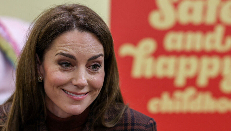 Prinsesse Kate viser børnenes fine tegninger.
