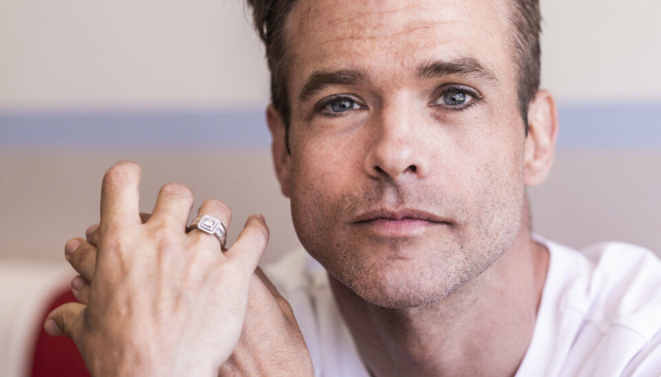 Silas Holst går som 42-årig på scenen som professionel danser for sidste gang, når han skal spille konkurrencedanseren 'Scott Hasting' i 'Strictly Ballroom - The Musical'.