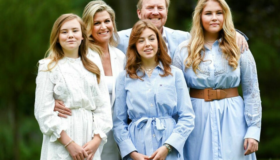Det hollandske kongepar ses her sammen med deres tre døtre, fra venstre, prinsesse Arina, prinsesse Alexia og kronprinsesse Amalia. Foto: Scanpix/REUTERS/Piroschka van de Wouw/Pool