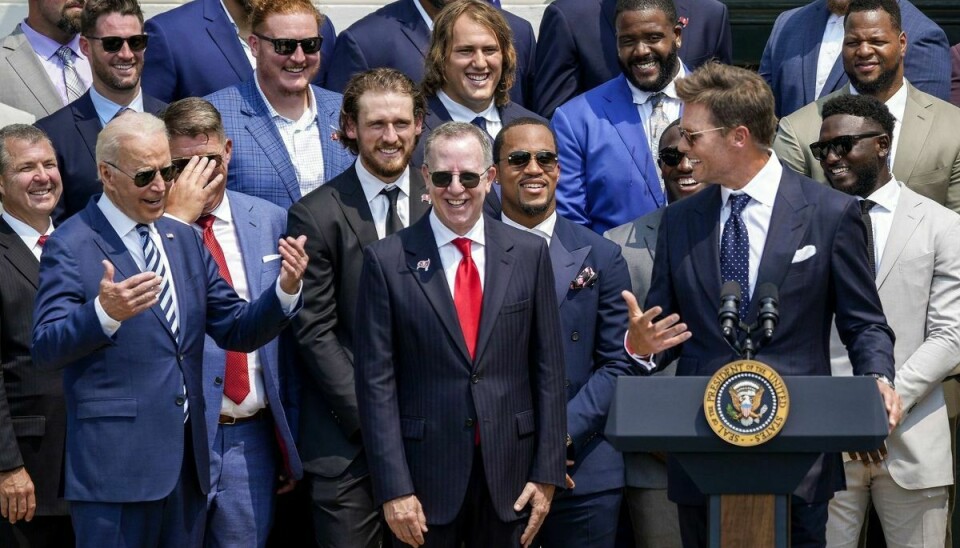 NFL-mesteren Tom Brady leverede flere punchlines på talerstolen i Det Hvide Hus med præsident Joe Biden til stede. Foto: Drew Angerer