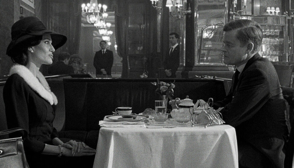 Caspar Phillipson i aktion som den amerikanske præsident John F. Kennedy i den biografiske dramafilm 'Maria', som fortæller historien om dagene op til den græsk-amerikanske operasanger Maria Callas' død i 1977, 53 år gammel.