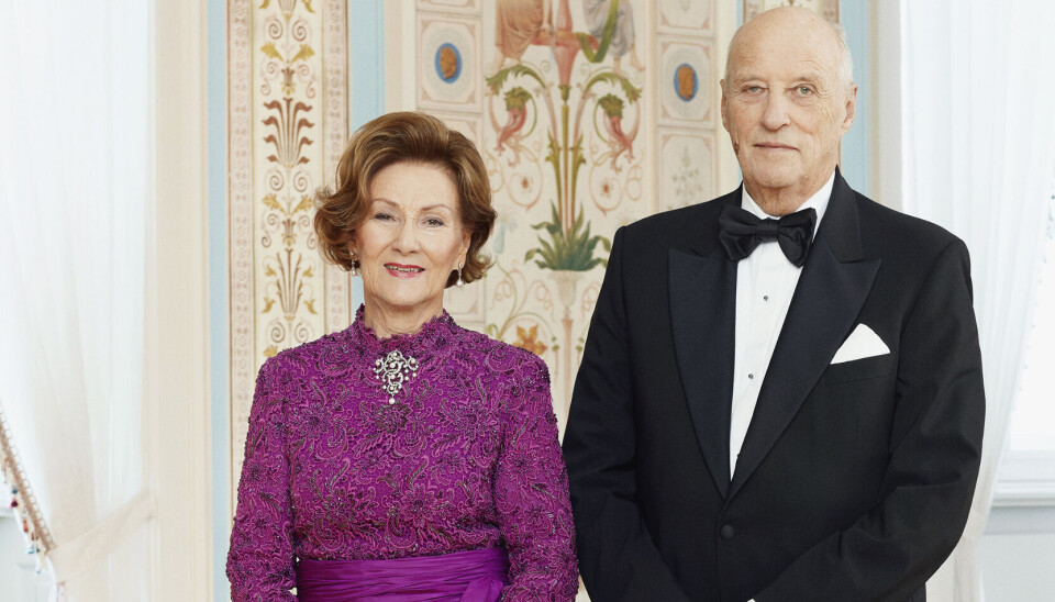 Det norske kongepar, kong Harald og dronning Sonja har hele familien med.
