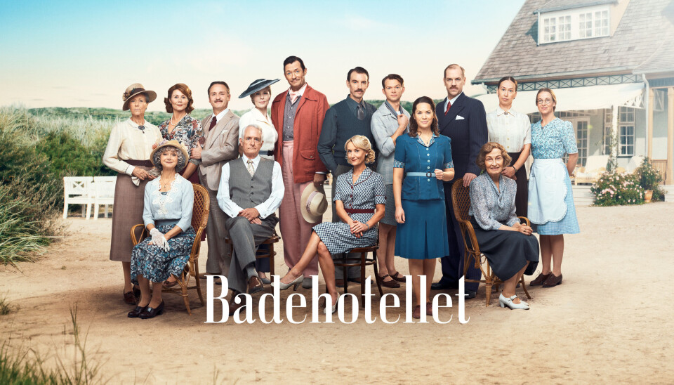 Skuespillerne foran 'Badehotellet'