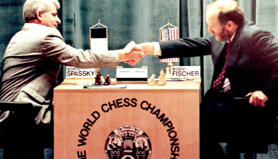 Boris Spassky (til venstre), der her trykker hånd med amerikaneren Bobby Fischer i 1992, er død. Han blev 88 år. (Arkivfoto).