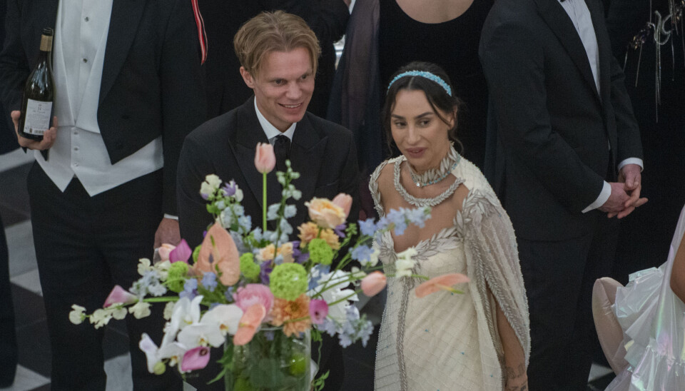 Medina sad til bords med designer Søren Le Schmidt, der stod bag hendes kjole.
