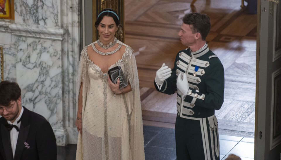 Medina træder ind i Drabantsalen på Christiansborg Slot.