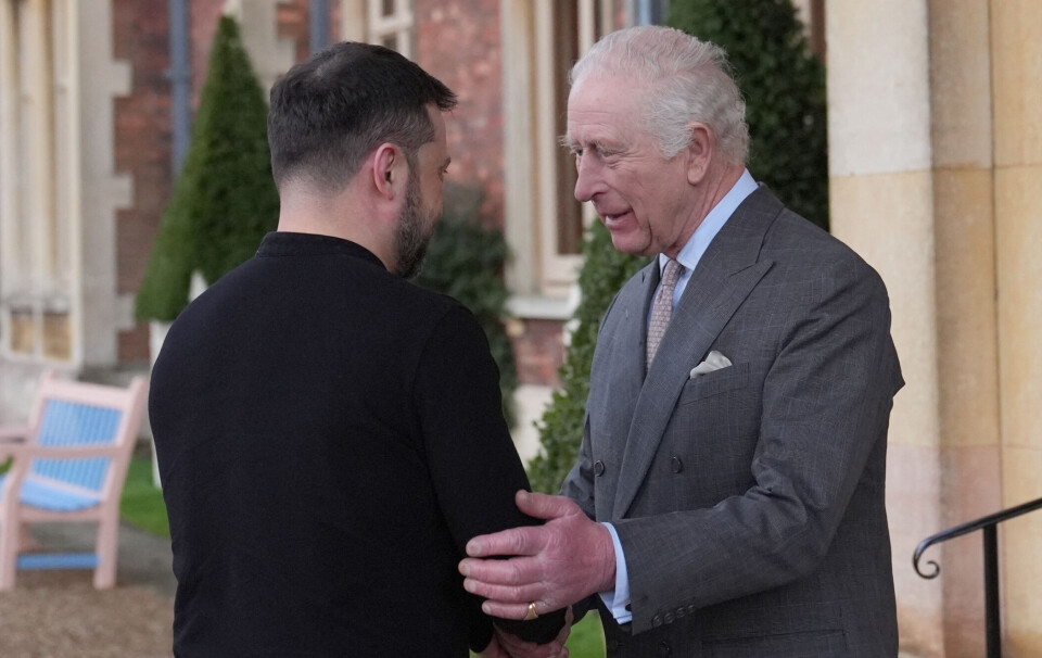 Zelenskyl ses her få en varm velkomst af den britiske konge ved søndagens møde mellem dem på Sandringham i Norfolk.