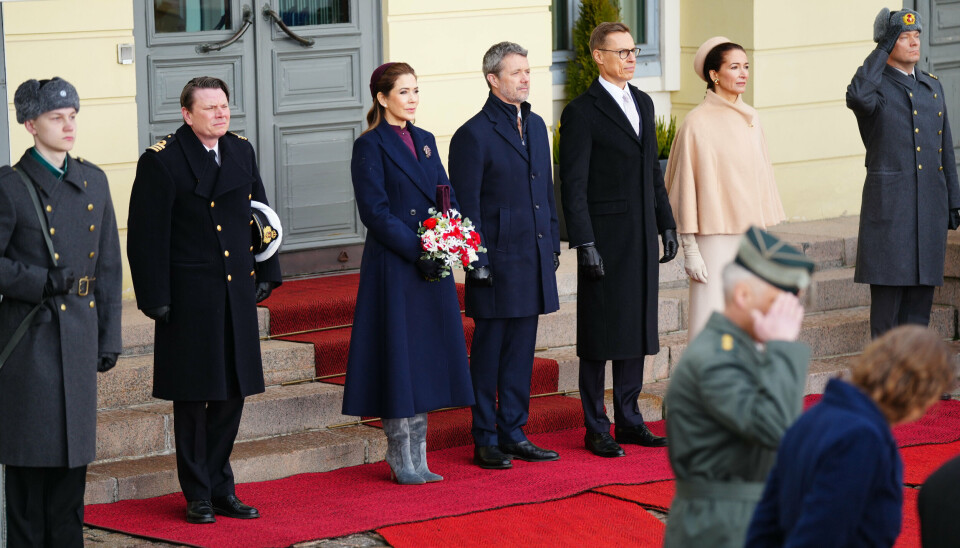 Kong Frederik og dronning Mary modtages af Finlands præsident, Alexander Stubb, og præsidentfrue Suzanne Innes-Stubb ved præsidentpaladset i Helsinki. -