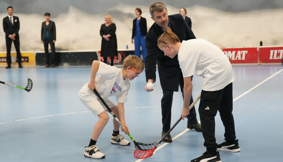 Kong Frederik igangsatte under besøget i Merihaka beskyttelsesrum en floorballkamp mellem lokale børn.