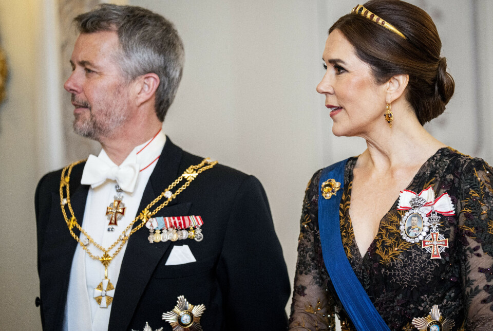 Frederik ses her bære Storkorset af Finlands Hvide Roses Orden i kæde under gallamiddagen i Helsinki tirsdag aften.