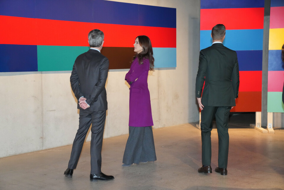 Kong Frederik og dronning Mary betragter den nye udstilling af den danske kunstner Poul Gernes på det finske kunstmuseum Emma.