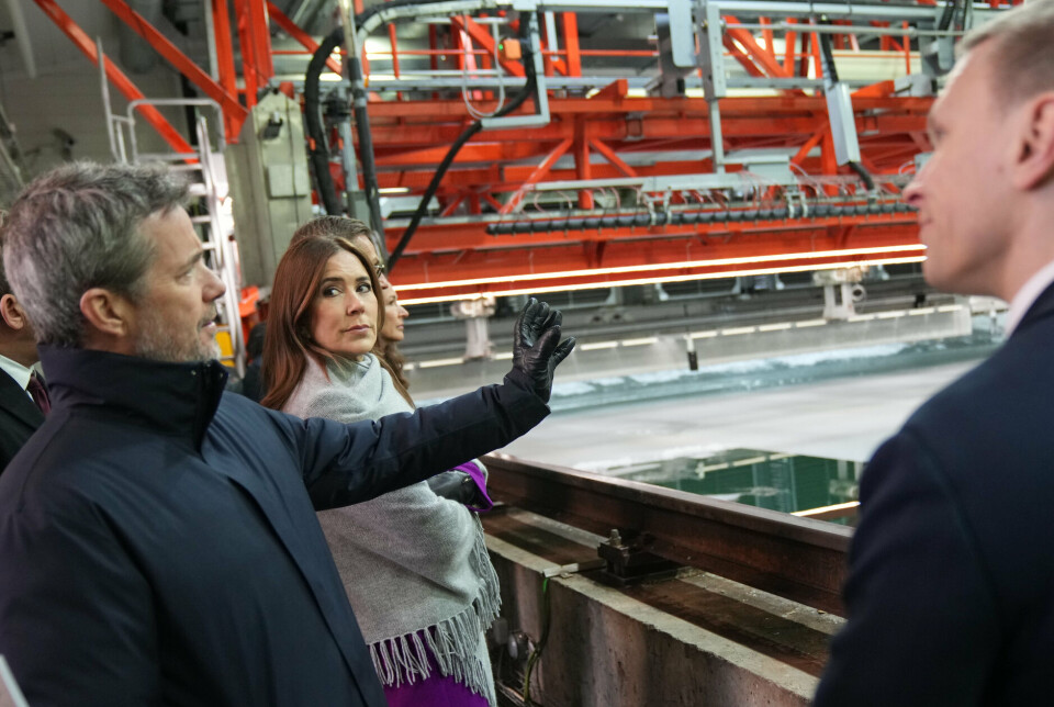 Kongeparret blev præsenteret for is- og bølgetanken på Aalto Universitet i Finland.