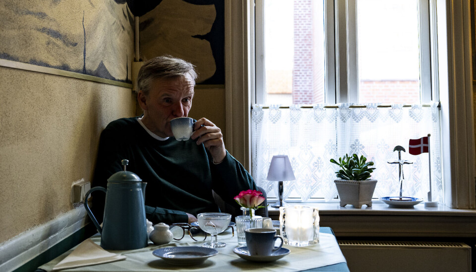 Poul Madsen på tur i Esbjerg, hvor han henslæbte teenageårene.