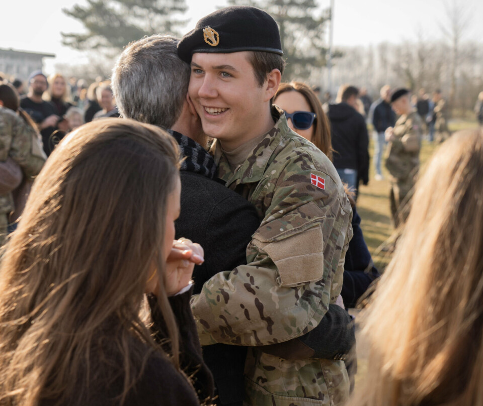 Et privatbillede fra kongehuset viser kronprins Christian og kong Frederik i omfavnelse i forbindelse med besøgsdag på kasernen, hvor kronprinsen aftjener sin værnepligt.