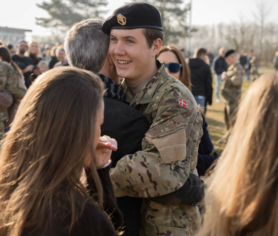 Et privatbillede fra kongehuset viser kronprins Christian og kong Frederik i omfavnelse i forbindelse med besøgsdag på kasernen, hvor kronprinsen aftjener sin værnepligt.