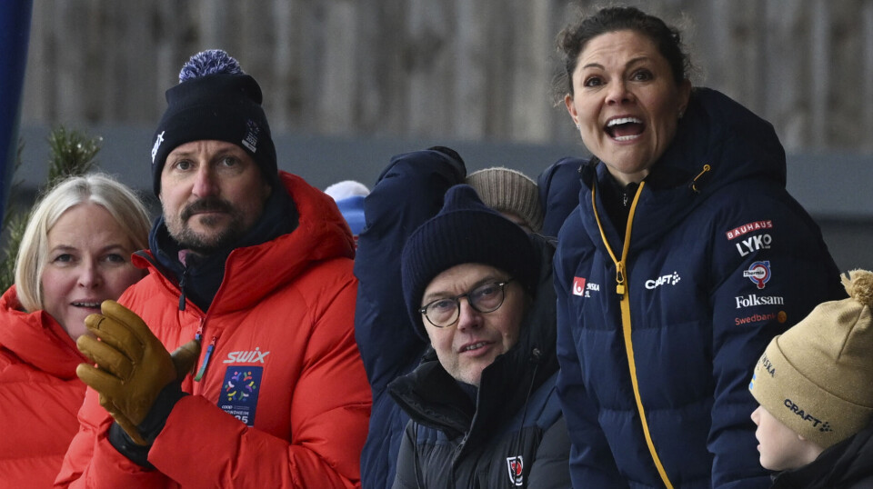 Mens det er med lidt dystre miner, det norske kronprinspar følger med, synes man at kunne fornemme troen på svensk sejr hos kronprinsesse Victoria