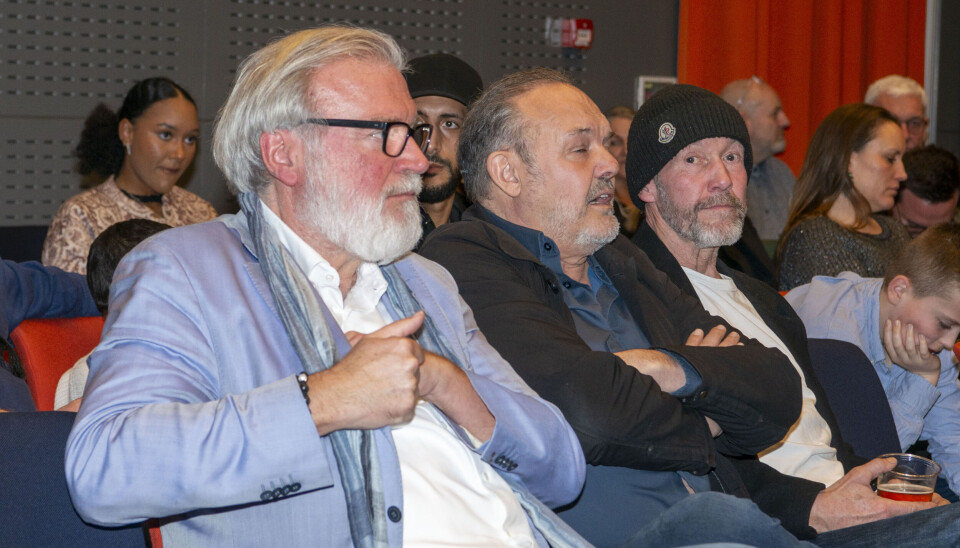 Lars Seier Christensen sad sammen med Hans Henrik Palm og boksetræner Poul Duvill. Længere fremme på rækken ved ringside sad Flemming Østergaard