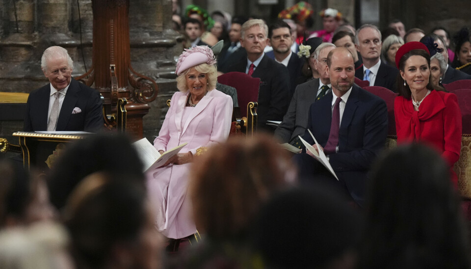 Kong Charles, Dronning Camilla, Prins William og Prinsesse Kate på plads i kirken