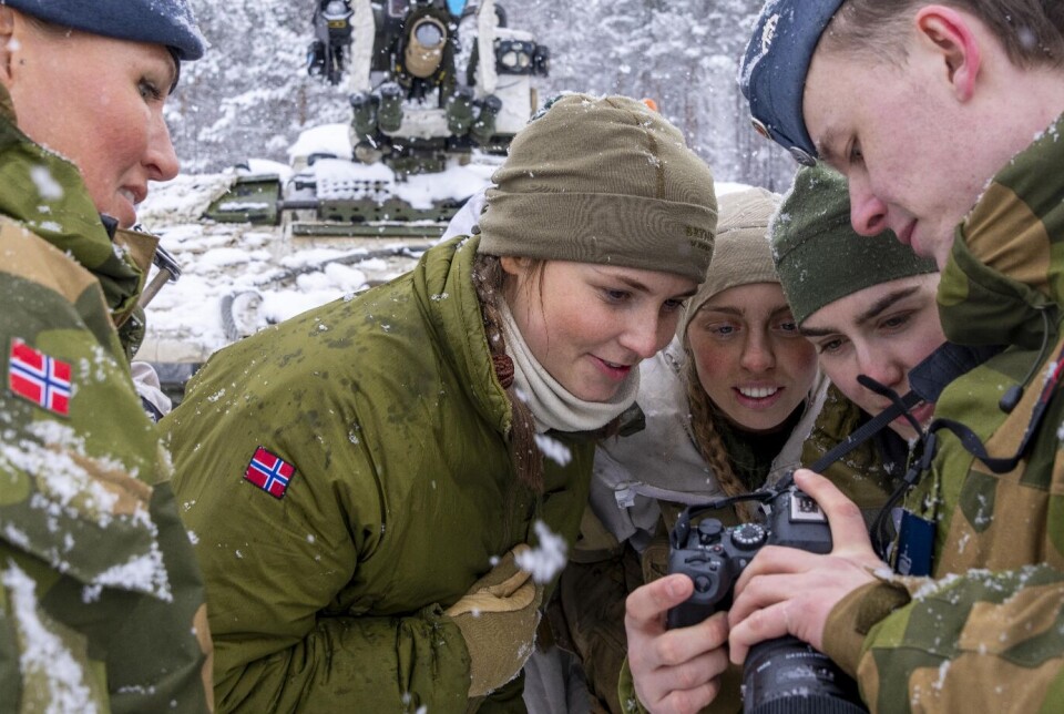 Prinsesse Ingrid Alexandra ses her, i midten af billedet, sammen med nogle af sin soldaterkammerater under øvelsen i det nordlige Norge. Prinsessen er i øvrigt skytte på kampvognen, der kan anes i baggrunden