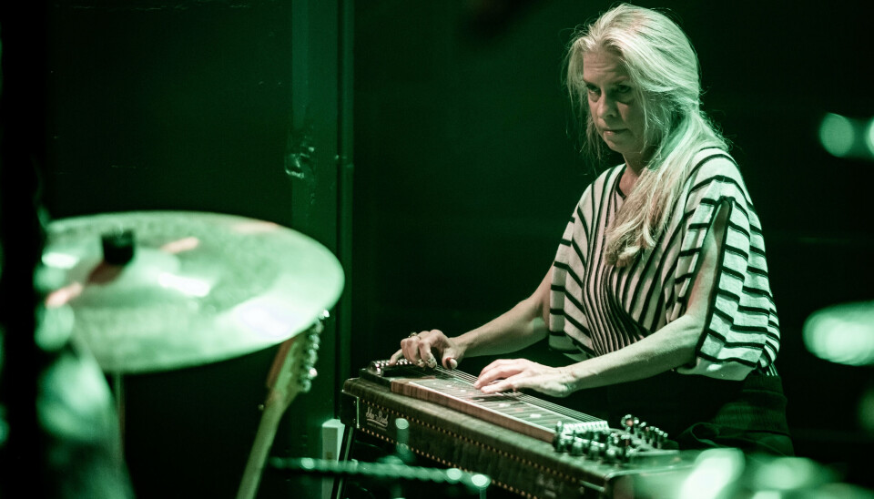 Musiker og sangskriver Maggie Björklund, da hun i november 2019 gav koncert på spillestedet Forbrændingen i Albertslund. 13. marts fylder hun 60 år. (Arkivfoto).