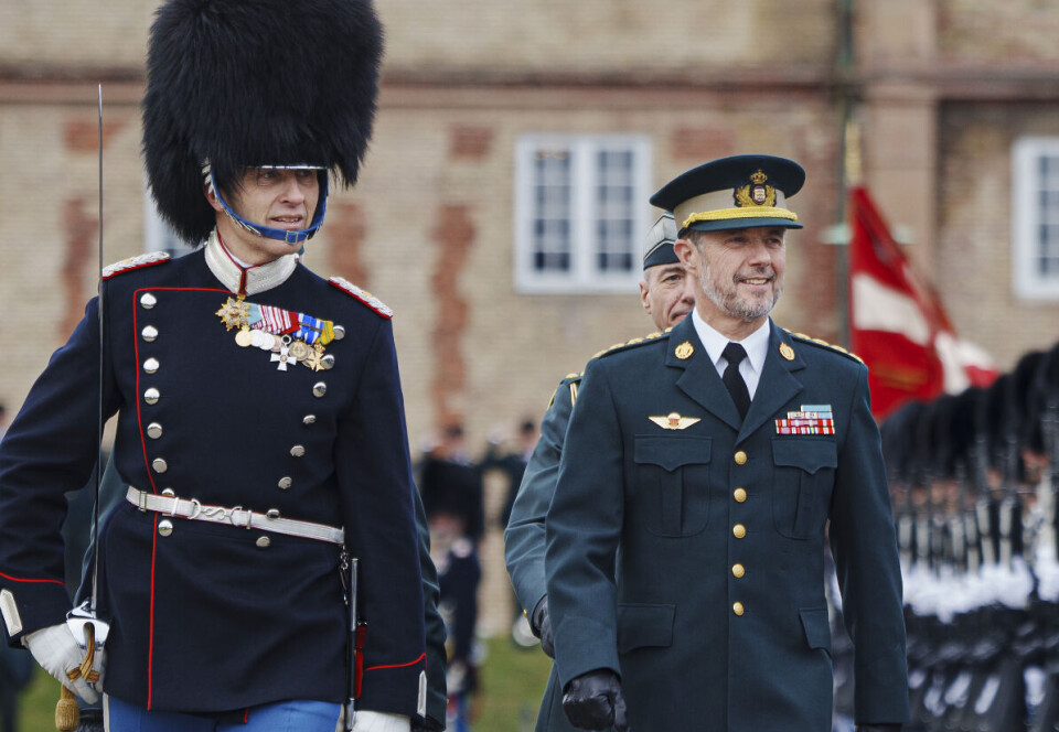 Kong Frederik inspicerer tropperne på kasernen ved Rosenborg Slot.