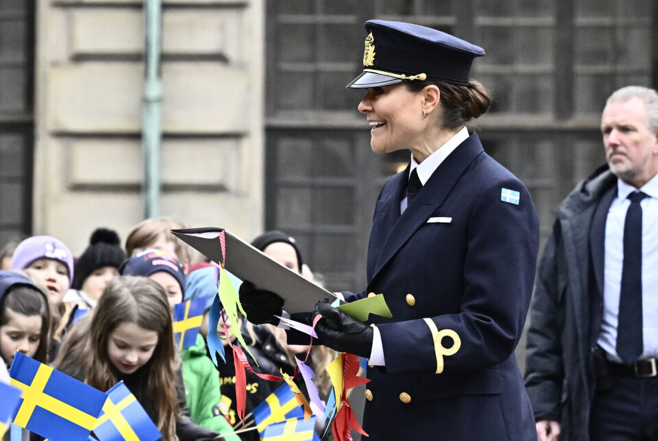 Victoria ses her i fuld uniform under fejringen på slotspladsen i Stockholm onsdag.