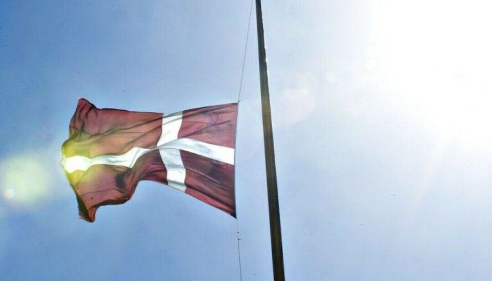 Genrefoto, Flag på halv stang