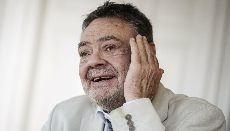 Den 74-årige skuespiller Tommy Kenter fik i 2002 en Bodil for sin rolle i 'Fukssvansen' og fejrede det efterfølgende med at hoppe på en kage.