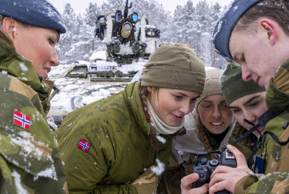 Ingrid Alexandra ses her i fuld kampuniform, i midten af billedet, under en netop afsluttet øvelse i det nordlige Norge.